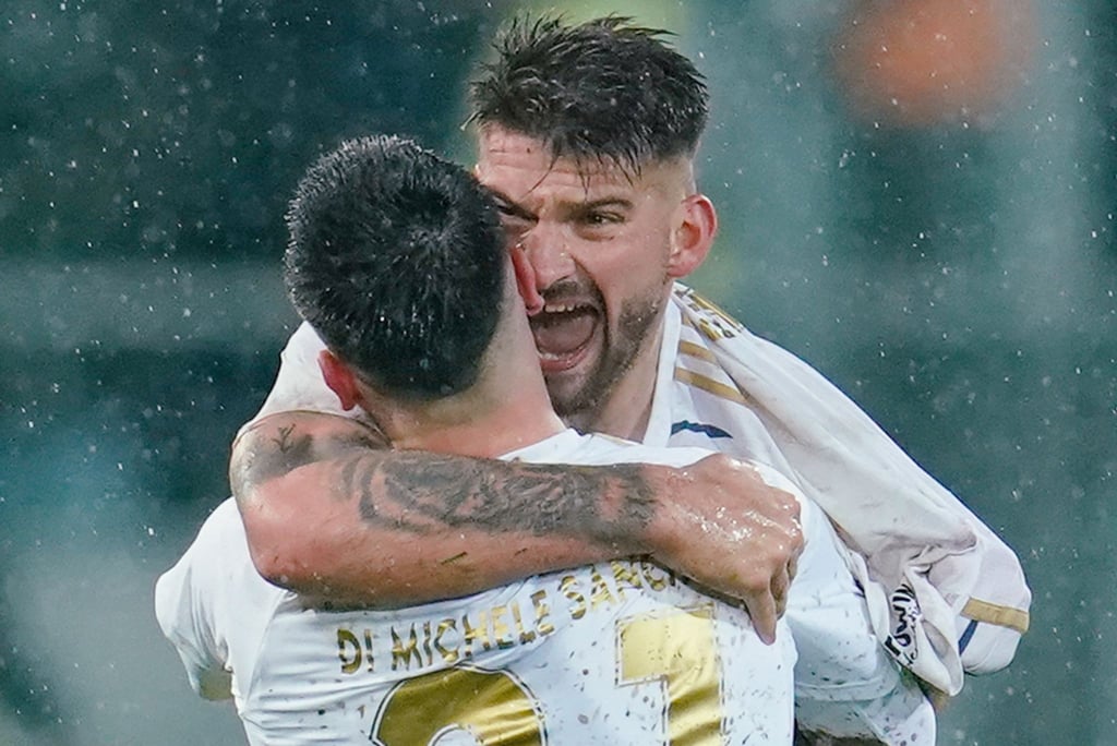 Kai Brünker (r) von Saarbrücken feiert nach dem Schlußpfiff mit Fabio Di Michele Sanchez von Saarbrücken.