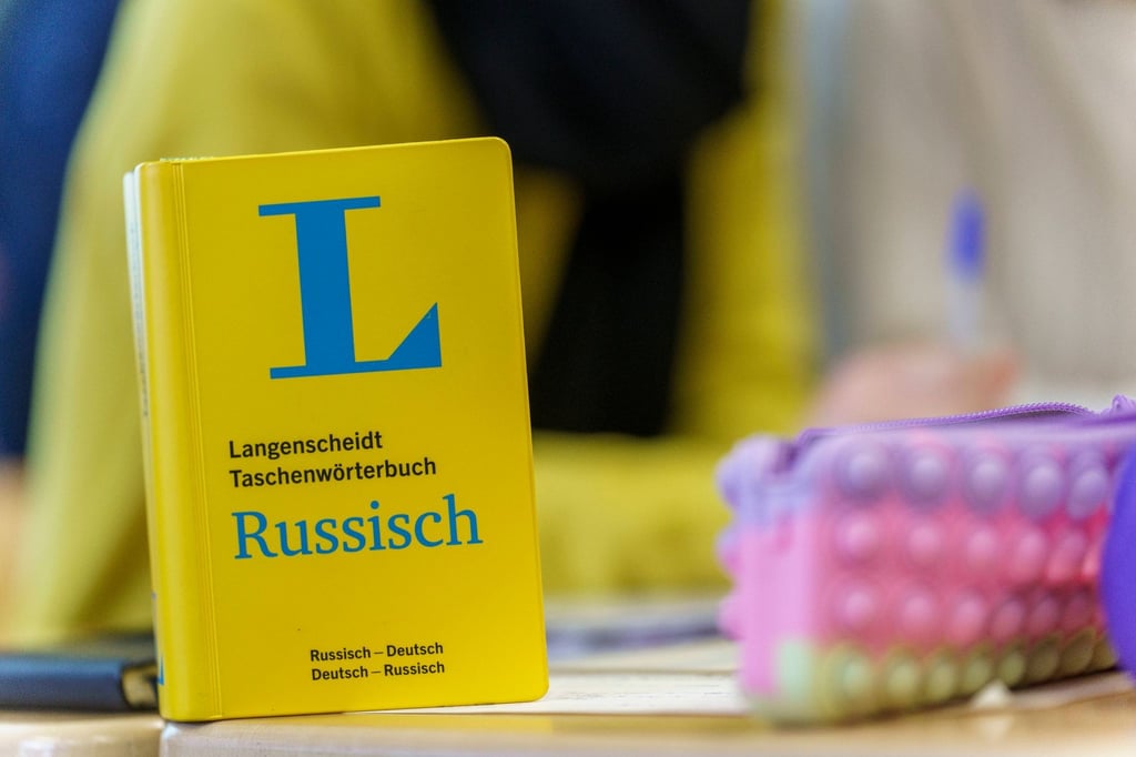 Ein Taschenwörterbuch Russisch-Deutsch/Deutsch-Russisch steht beim Unterricht in einer Intensivklasse auf dem Tisch.