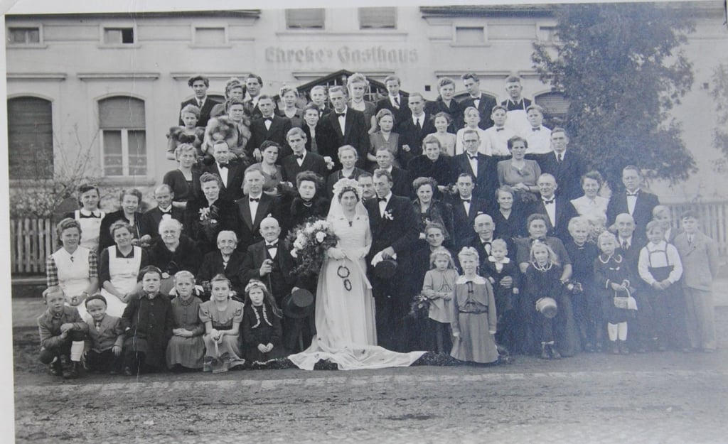 Altes Hochzeitsbild: Vor der Gründung der Kita 1954 war die Villa in der Magdeburger Straße ein Gasthaus.
