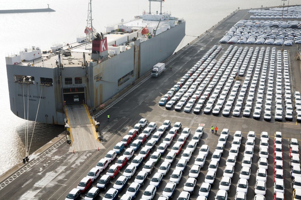 Fahrzeuge stehen im Hafen von Emden zur Verschiffung bereit.