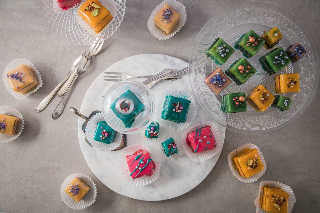 Mehrere Schichten aus Creme und Biskuitteig ziehen als Petit Fours die Blicke auf sich.