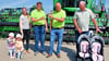 Die beiden Chefs der Agrargenossenschaft Borne, Chris Köpke (2.v.r.) und René Wegener, stießen im Beisein von Besuchern vor der modernen Landtechnik mit einem Bier auf das gelungene Hoffest an.