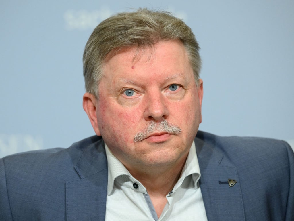 Bert Wendsche, Präsident des Sächsischen Städte- und Gemeindetages, nimmt an einer Pressekonferenz teil.