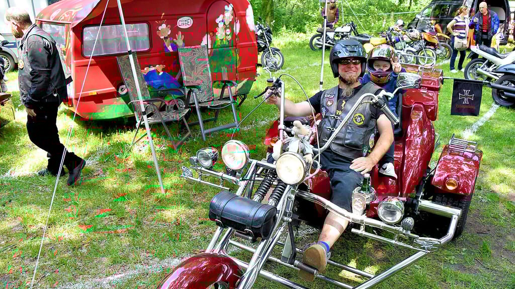 Wie ein kleiner König sitzt Lenny als Co-Pilot auf dem Trike, das Gunnar Richter vom Biker-Stammtisch Börde bei der Tour fährt.