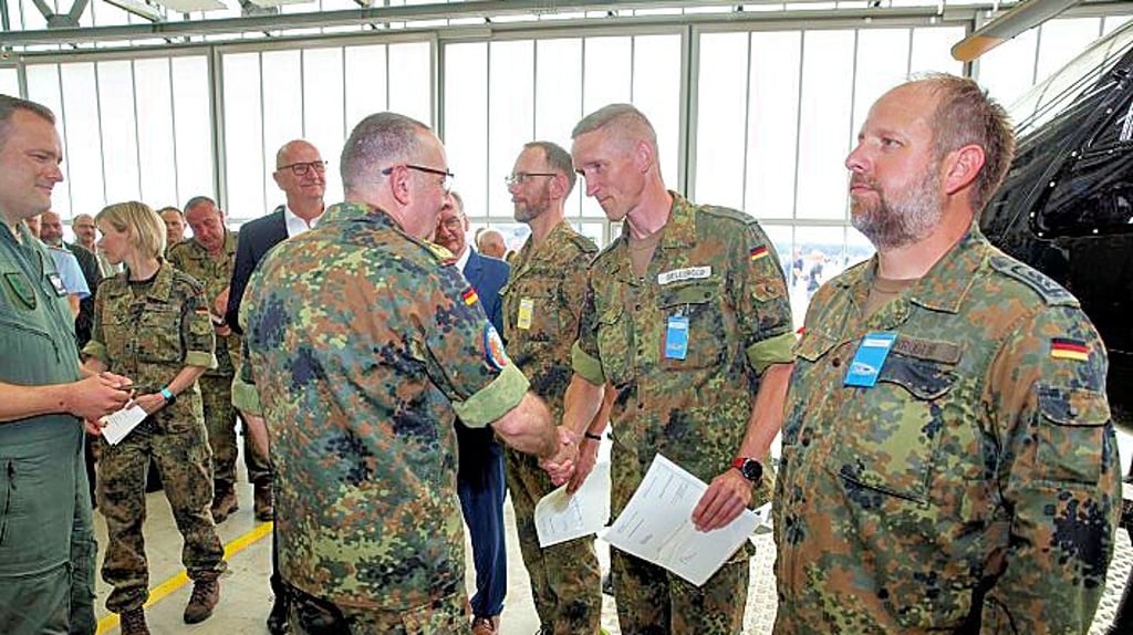 Die drei Bundeswehrangehörigen Dirk Krüger, Sven Idelberger und Christian Haseloff (v.r.) wussten nichts davon, dass der Generalinspekteur persönlich sie befördert.