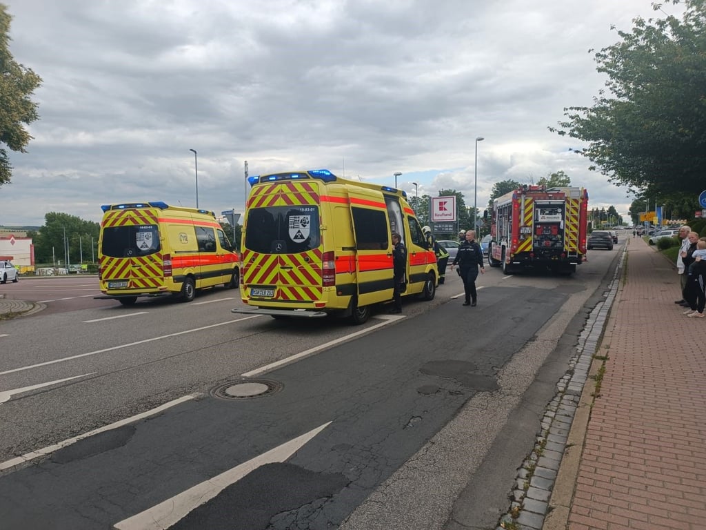 In der Halleschen Straße in Eisleben kam es am Freitagabend zu einem Unfall mit zwei beteiligten Fahrzeugen.