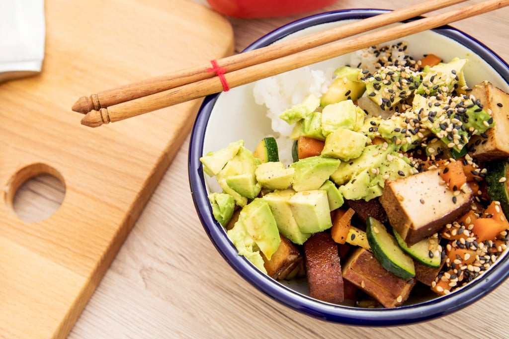 Auch aus Tofu, Avocado und anderen Zutaten lässt sich eine schmackhafte Bowl zubereiten.