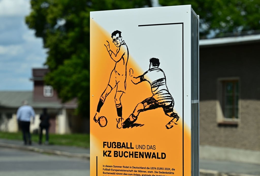 Eine Informationstafel der Outdoor-Ausstellung "Fußball und das KZ Buchenwald" in der KZ-Gedenkstätte Buchenwald bei Weimar.