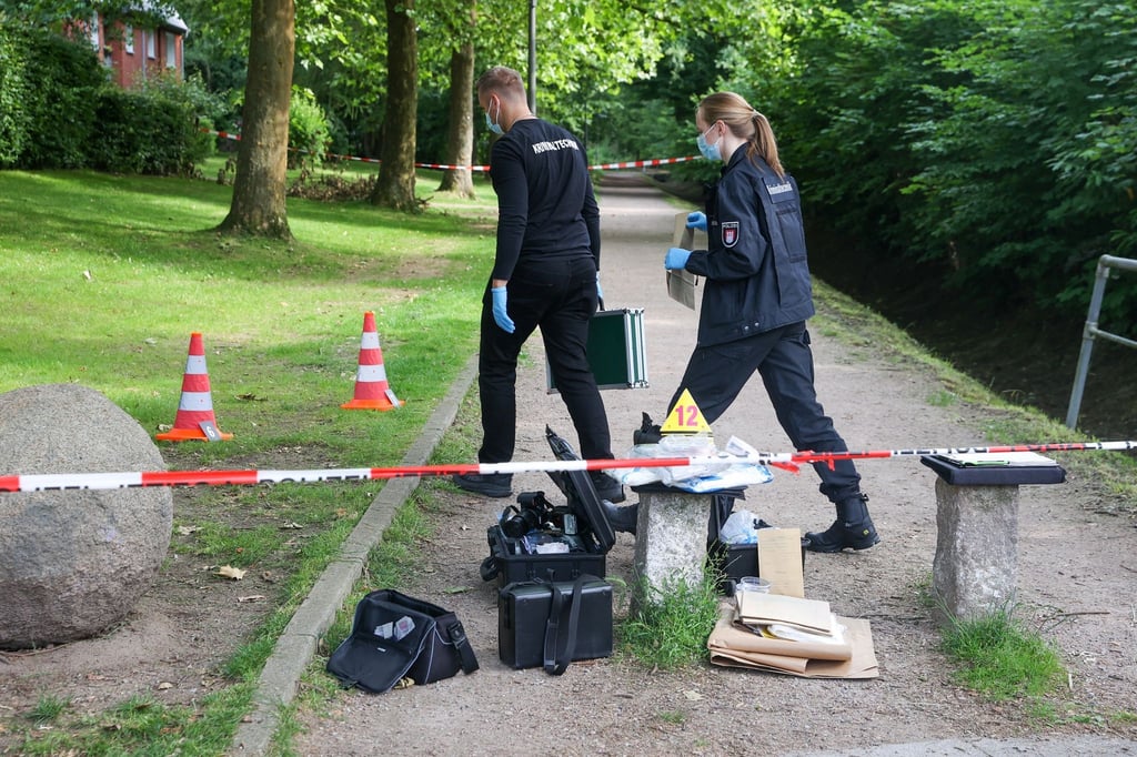 Ermittler sind nach dem SEK-Einsatz in Hamburg im Einsatz.