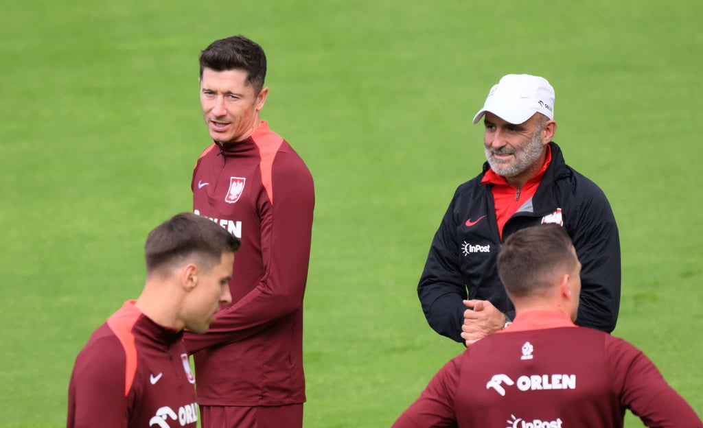 Michal Probierz (r) hofft, dass sein angeschlagener Star-Stürmer Robert Lewandowski (l) im zweiten Gruppenspiel wieder starten kann.