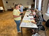 In den Wahllokal wir hier in Friedersdorf am Dorfplatz sorgten die Wahlvorstände bis tief in die Nacht hinein für den reibunghslosen Ablauf.