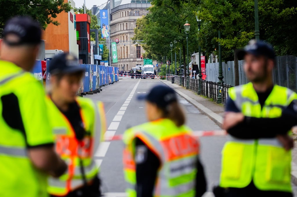 Blick auf die gesperrte Scheidemannstraße an der Fanzone.