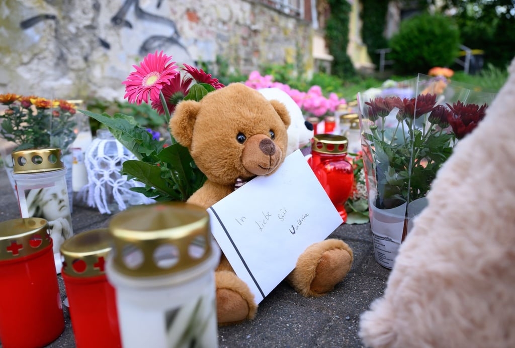 Ein Brief mit der Aufschrift „In Liebe für Valeriia“, Teddybären, Blumen und Kerzen sind in der Nähe der Wohnung des getöteten Mädchens auf dem Fußweg abgelegt.