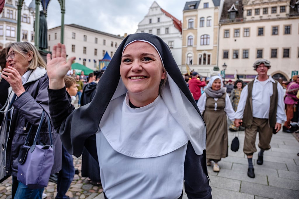 Katharina von Bora beim Einzug der Nonnen zur Eröffnungszeremonie beim Wittenberger Stadtfest.
