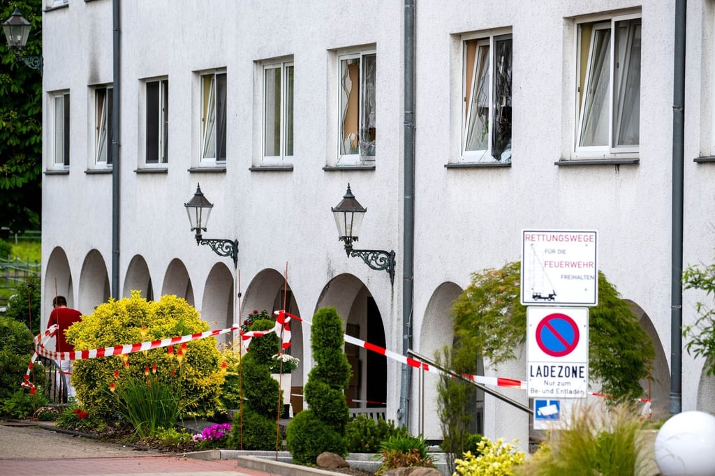 Brandspuren und Absperrband an dem Gebäude eines Seniorenheimes.