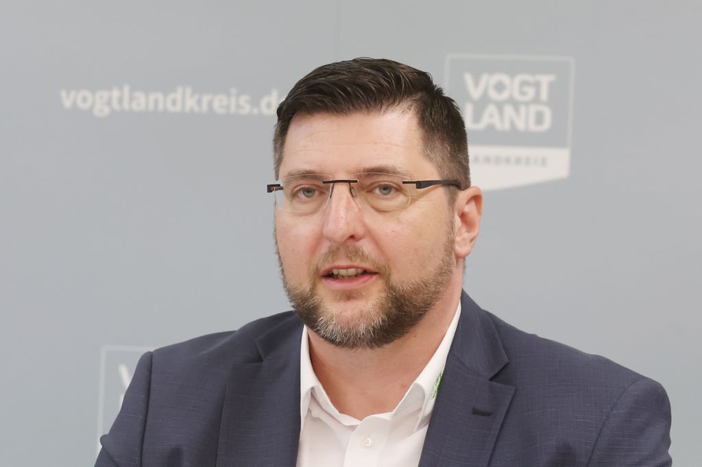Thomas Hennig (CDU), Landrat des Vogtlandkreises, spricht bei einer Pressekonferenz.
