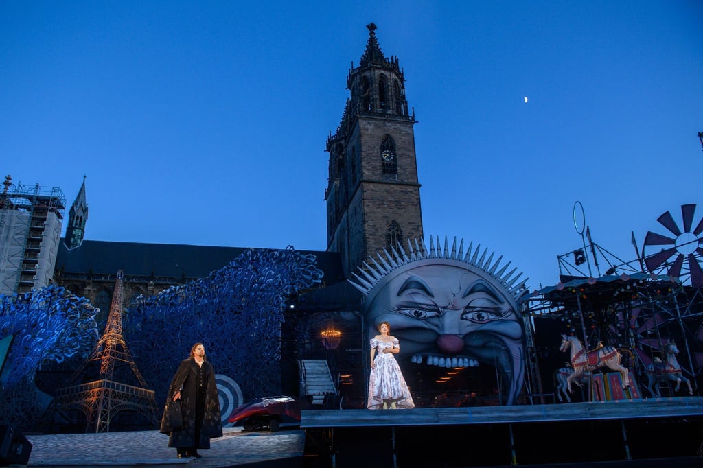 Martina Lechner als Christine Daae und Patrick Stanke als das Phantom proben auf dem Domplatz in Magdeburg eine Szene von "Love Never Dies - Liebe stirbt nie".