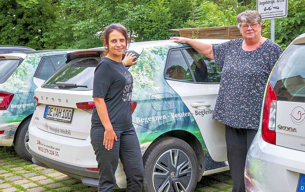 Teamleiterin Sandra Gelbhaar (li) und Koordinatorin Marion Michalke stehen in der „Hospiz-Mobil“-Flotte, ohne die Hausbesuche nicht möglich wären.