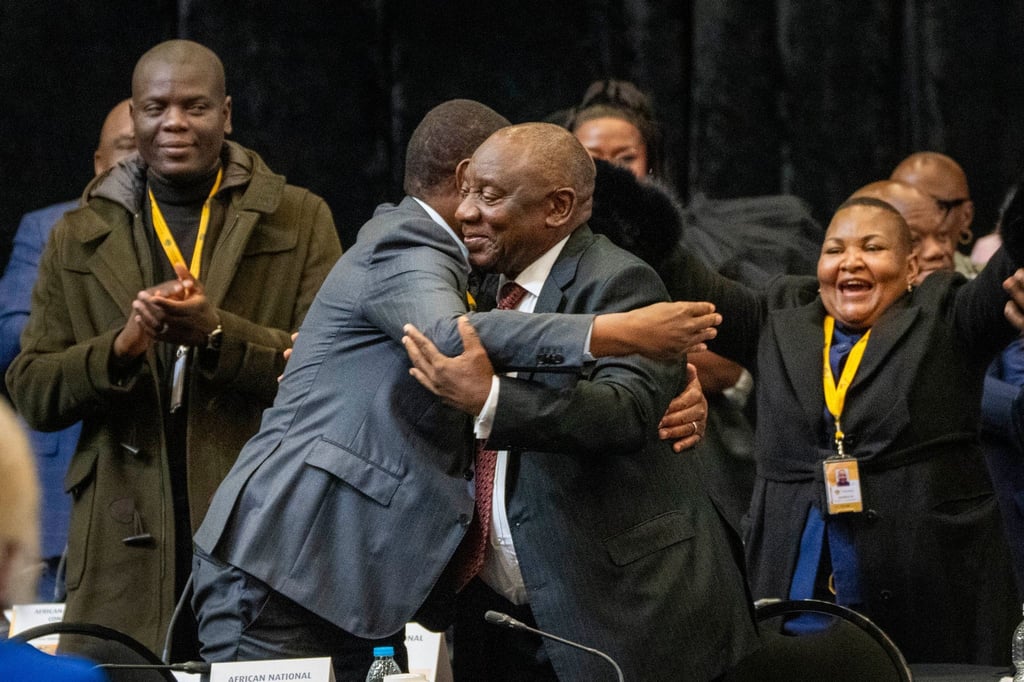 Südafrikas Präsident Cyril Ramaphosa ist von dem neu gewählten Parlament des Landes für eine zweite Amtszeit bestätigt worden.
