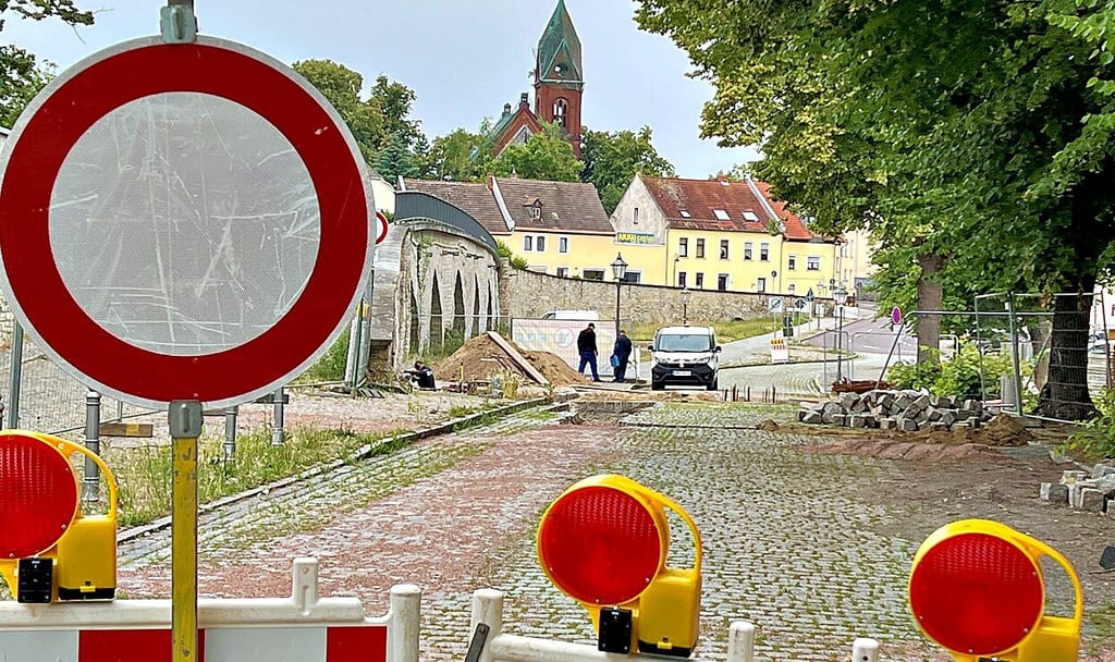 Die Breite Straße in Bernburg bleibt im Bereich der Flutbrücke noch länger gesperrt.