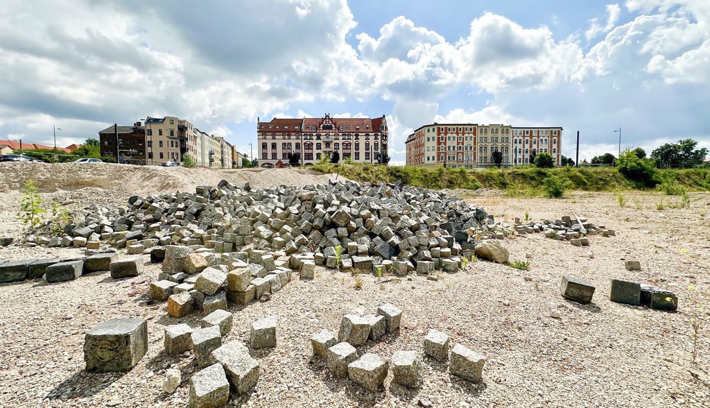 Der Schandfleck ist längst weg. Hier stand der Rohbau des Sportparadieses. Auf der Fläche in Halle soll ein neues Wohnquartier entstehen.