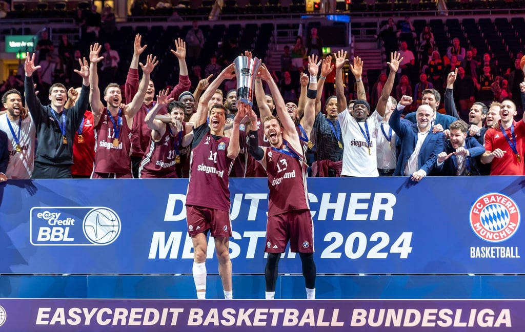 Vladimir Lucic (l) und Andreas Obst von FC Bayern München jubeln nach dem Sieg zum deutschen Meister 2024.