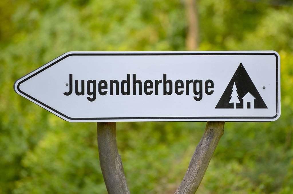 Ein Schild weist auf eine Jugendherberge hin.