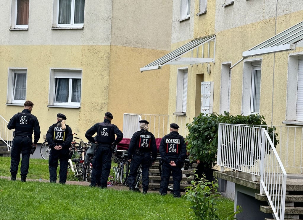 Polizisten am Einsatzort in Wolmirstedt in Sachsen-Anhalt.