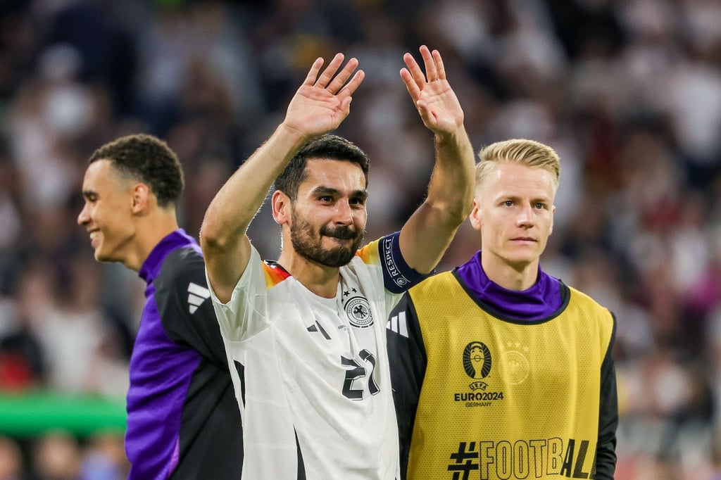 Ilkay Gündogan (M) war beim 5:1-Auftaktsieg der DFB-Elf gegen Schottland schwer gefoult worden.