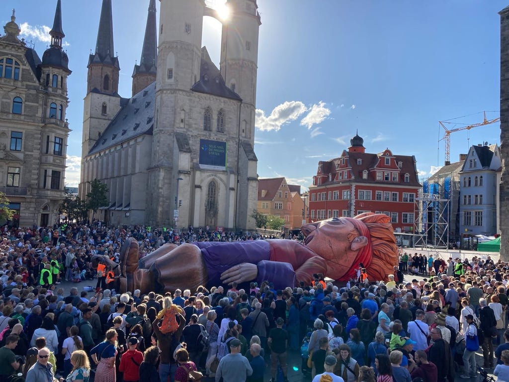 Gulliver liegt auf dem Marktplatz in Halle.