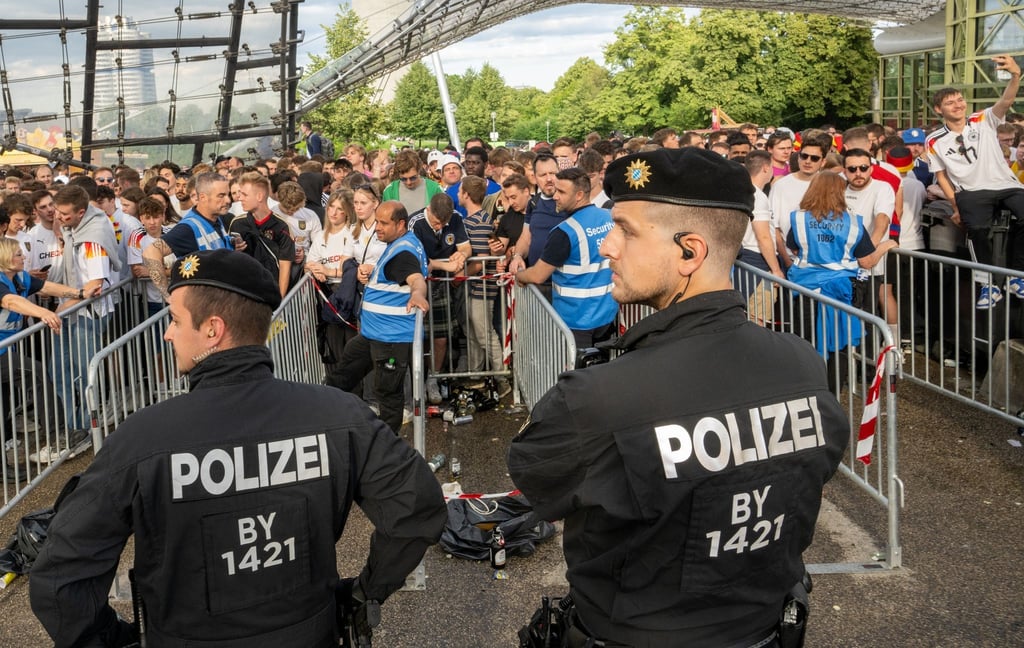 Polizei und Ordner sperren den Zugang zur offiziellen Fanzone im Olympiapark.