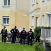 Polizisten stehen an einem Einsatzort, der möglichwerweise im Zusammenhang mit der Attacke in Wolmirstedt steht.