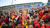 Spanische Fans feiern vor dem Stadion.