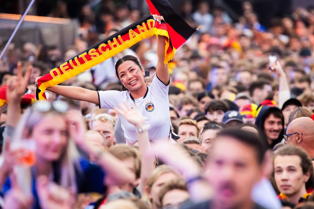 Ein Deutschland-Fan feiert beim Public Viewing in der Fanzone am Brandenburger Tor.