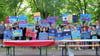 Graffitikünstler Felix Behrendt (links) gestaltete zusammen mit Kindern Kunstwerke im Jugendklub Schollene. Die Idee  für diesen Workshop entstand zusammen mit Klubmitarbeiterin Melanie Schulz (rechts).