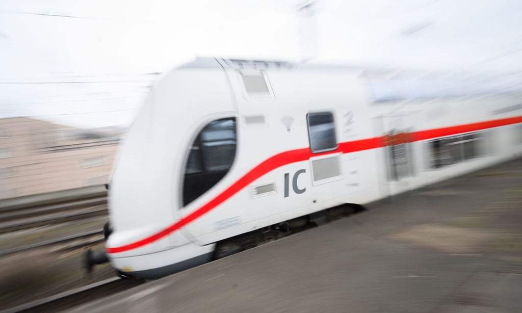 Ein Intercity 2 fährt durch einen Bahnhof.