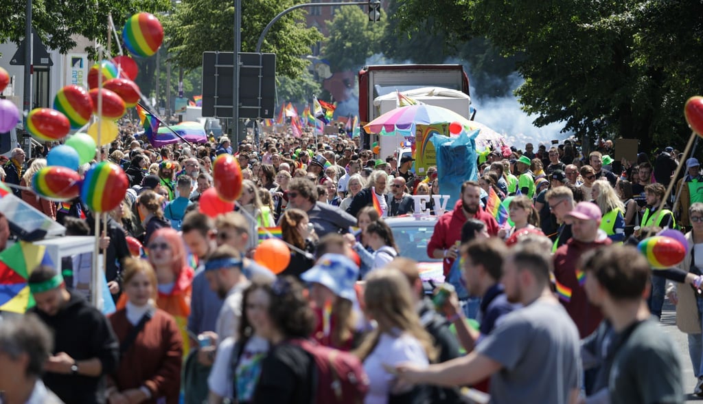 Teilnehmer des 30. Christopher Street Day in Oldenburg gehen durch das Stadtzentrum.