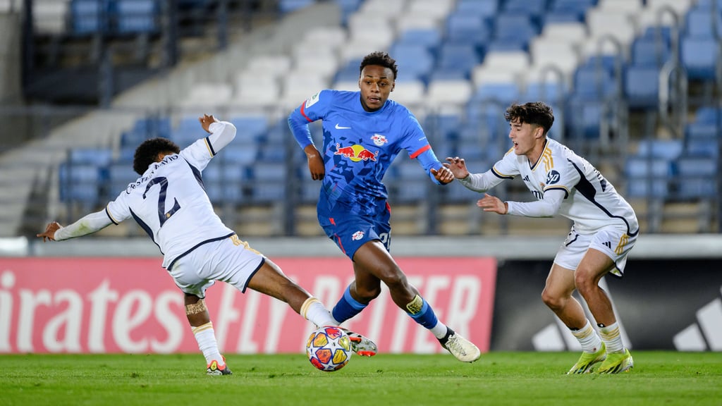 Chilohem Onuoha (Mitte) in der UEFA Youth League gegen FC Real Madrid.
