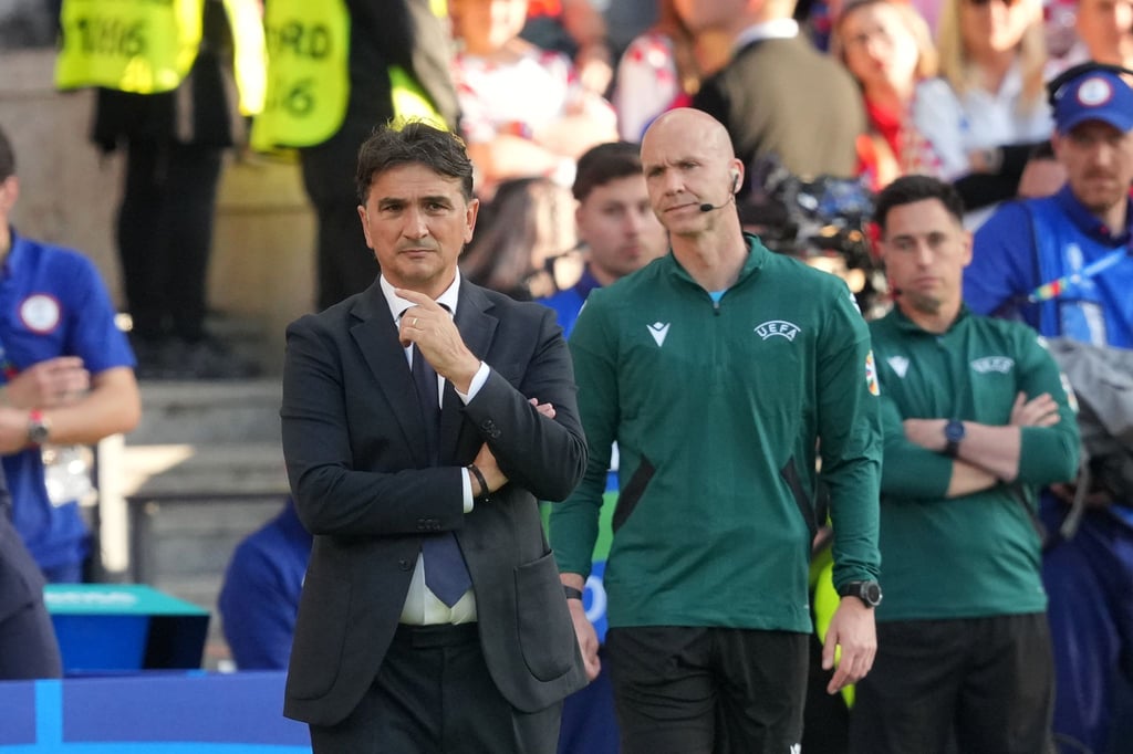 Kroatiens Trainer Zlatko Dalic (l) fordert eine deutliche Leistungssteigerung seiner Mannschaft ein.