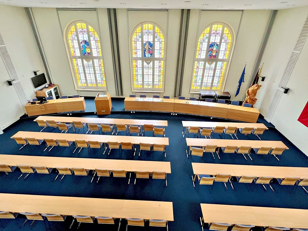 Ein Blick in den Sitzungssaal im Kreishaus I in Bernburg, in dem sich am 3. Juli der neue Kreistag des Salzlandkreises zu seiner ersten, der konstituierenden Sitzung trifft.