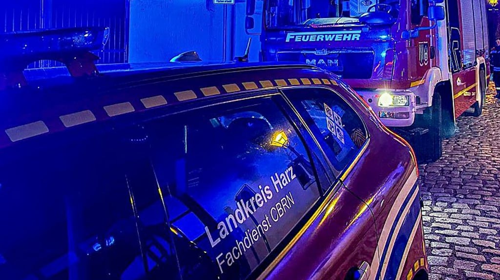 Aktive der Feuerwehr Wegeleben und der zuständige Fachdienst wurden zu einem Unfall mit einer ätzenden Substanz gerufen.