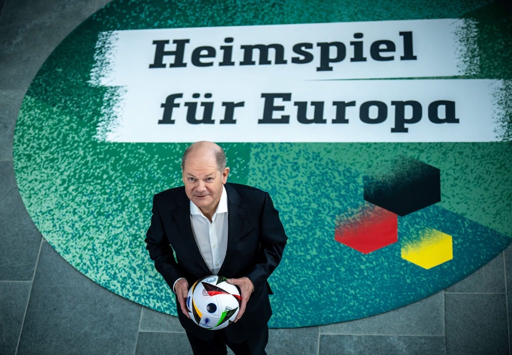 Bundeskanzler Olaf Scholz freut sich über den gelungenen EM-Auftakt des DFB-Teams.