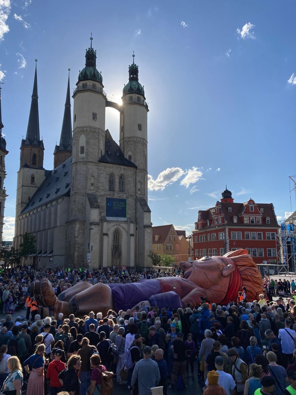 Im Vergleich zur Riesenpuppe wirken die Hallenser ganz klein.