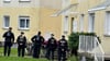 Polizisten stehen an einem Einsatzort in Wolmirstedt.