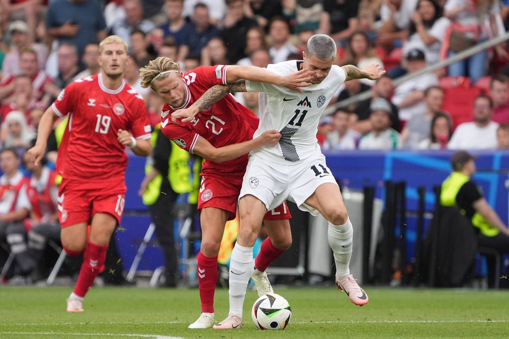 Benjamin Sesko im Duell mit Dänemarks Verteidiger Hjulmand.