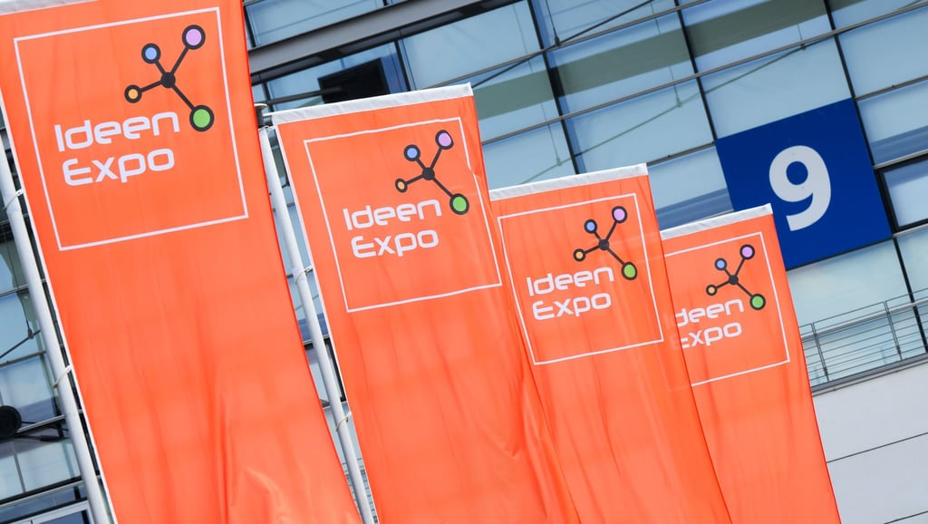 Fahnen wehen bei der IdeenExpo 2024.