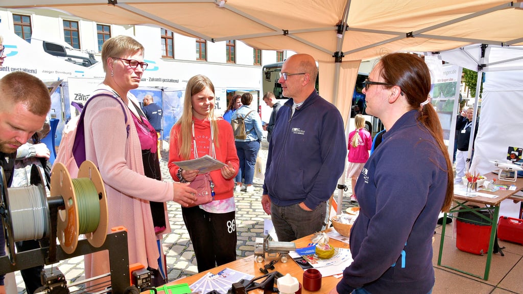Cassandra Kurth (2. von links) und ihre Mutter Marion Kurth informieren sich am Stand des BTZ Bernburg bei Jens Kramersmeyer und Stephanie Hähnel über die Ausbildungsmöglichkeiten im Unternehmen.