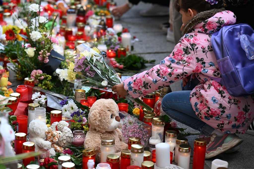 Menschen gedenken in Döbeln der getöteten Valeriia.