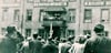 17. Juni 1953 in Magdeburg: Eine Delegation der Aufständischen spricht vom Balkon des Volkspolizeikreisamtes an der Halberstädter Straße  zu den Demonstranten. 