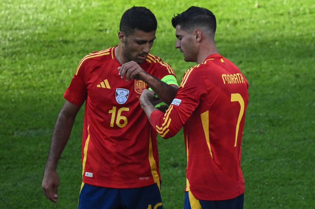 Spaniens Alvaro Morata (r) gibt vor seiner Auswechslung die Kapitänsbinde an Rodri.
